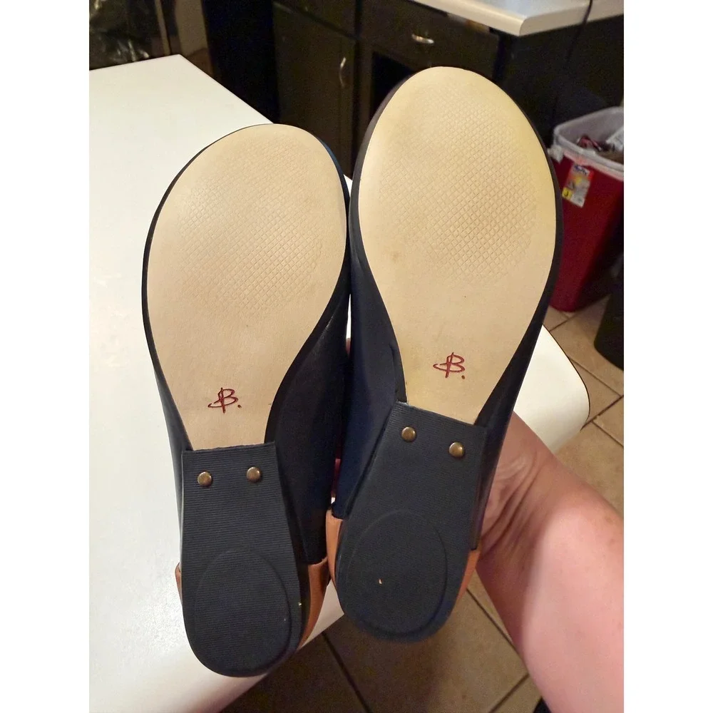B. Makowsky Navy Blue Leather Ballet Flats with Tan Studded Heel Accent 7.5 Wide